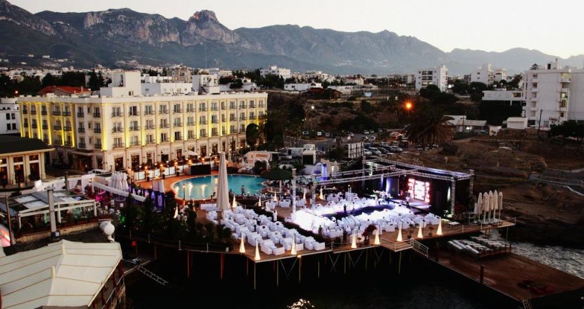 Rocks Hotel Resort
